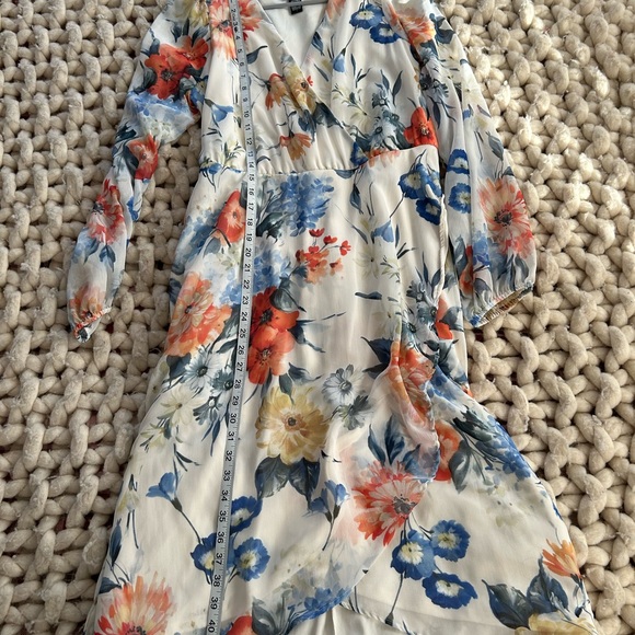 Express Wrap Cream Floral Dress size Large - Picture 7 of 7